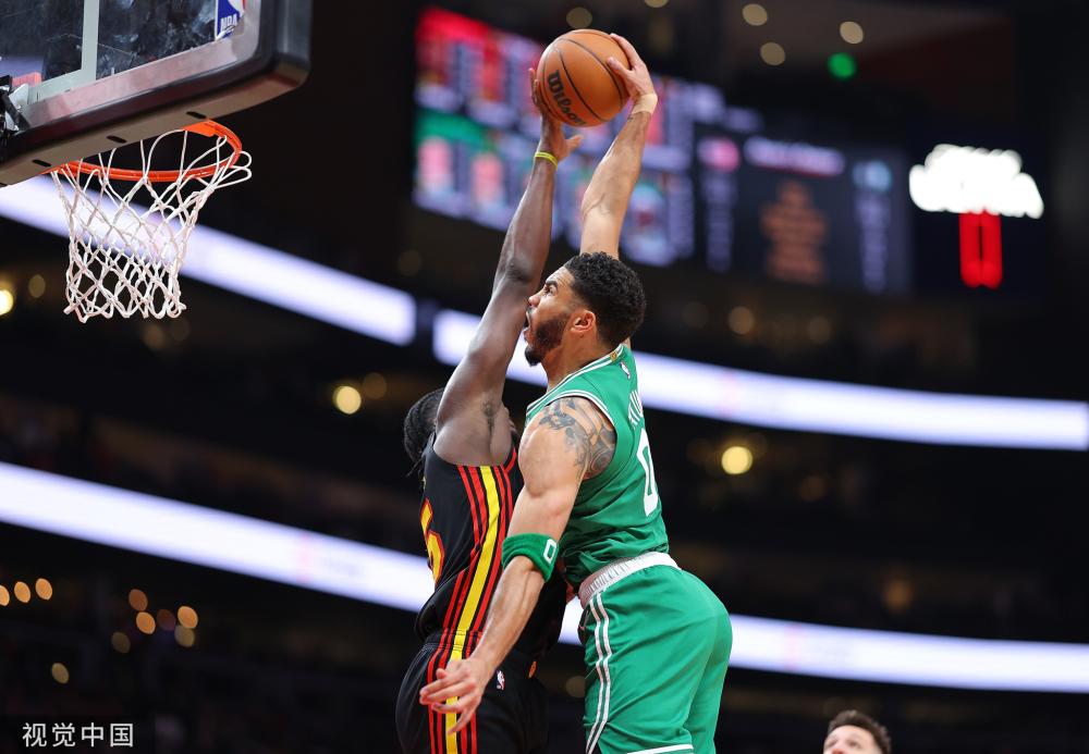 行为让她感 行为让她感